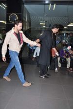 Akshay Kumar and Imran Khan return from Dubai in Mumbai Airport on 12th Aug 2013 (21).JPG